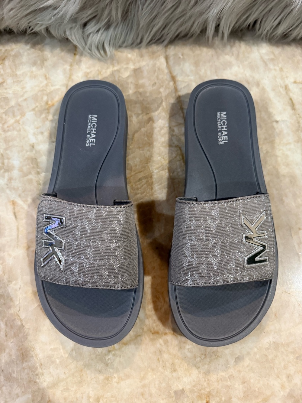 MICHAEL Michael Kors MK
Platform Glitter Pool Slide. Size 8 - Picture 9 of 11